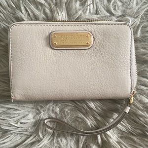 Q Wingman Small Leather Wristlet